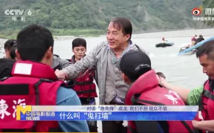 اختفى تحت الماء لدقيقة!..شاهد لحظات الرعب قبل إنقاذ «جاكي شان» من الغرق