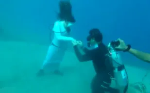 الرومانسية تتجه شرقاً.. عربي يفاجئ حبيبته بخطبة في أعماق البحر (فيديو)