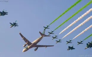 تحت شعار"فوق هام السحب"..شاهد طائرات القوات الجوية والمروحيات تحلّق في جدة