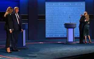 ردة فعل صادمة..ماذا فعل ترامب مع ميلانيا لحظة احتضان بايدن لزوجته؟ (فيديو)