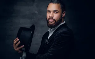 هذه هي الألوان التي تفتح البشرة السمراء للرجال في الملابس