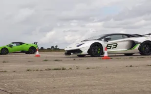 لامبورجيني تستعرض عضلاتها أمام أفينتادور SVJ في سباق استثنائي (فيديو)