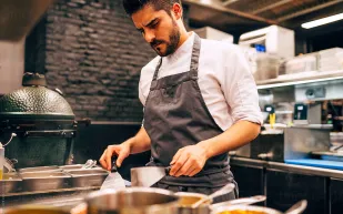 لماذا يحظى الشيف الرجل بشعبية ونجاح أكبر مقارنة بالمرأة؟