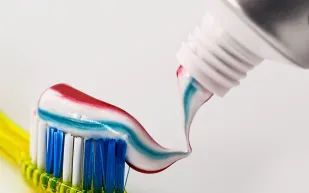 سنوات من الممارسة الخاطئة.. الطريقة المثالية لاستخدام معجون الأسنان