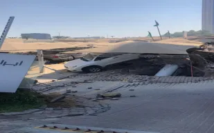 (فيديو) انهيار أرضي بمواقف سيارات لبرج تجاري في الخبر