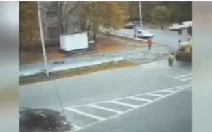  نجاة امرأة من الموت بعد مرور جرافة فوقها (فيديو)