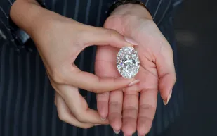 بيع ماسة بيضاء نادرة بـ 15.7 مليون دولار في مزاد باليابان