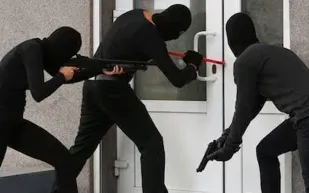 انقلبت ضد اللصين.. نهاية كوميدية لسطو مسلح في السعودية (فيديو)