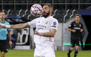 لقطات مسربة تكشف فضيحة اللاعب بنزيما بالتآمرعلى زميله في الفريق