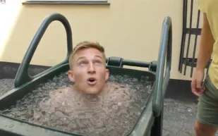 لماذا يستخدم لاعبو كرة القدم حمامات الثلج عقب المباريات؟