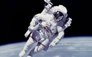 ما مدة بقاء رواد الفضاء على قيد الحياة داخل بذلاتهم الفضائية؟