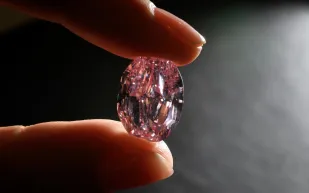 إحدى عجائب الطبيعة.. ماسة نادرة بقيمة 26 مليون دولار (صور)