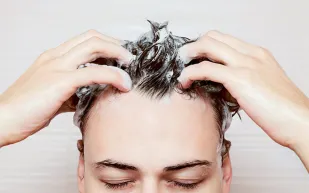 كم مرة في الأسبوع يجب عليك غسل شعرك؟ العلم يحسم الأمر