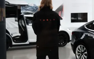 كم يتقاضى موظفو تيسلا؟