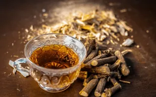 فوائد عرق السوس وطريقة تحضيره في المنزل بسهولة