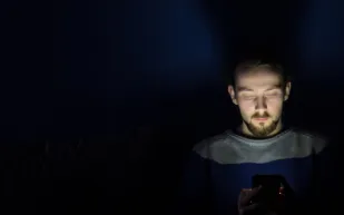 ما العلاقة بين الهواتف الذكية والقلق والاكتئاب؟