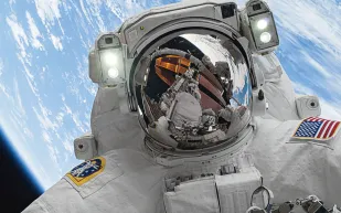 مغامره جديدة أم موت محقق.. ماذا سيحدث إذا قفزت من محطة الفضاء؟ (فيديو)