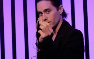 أذن بشرية ورحلة إلى الفضاء..أغرب هدايا مشاهير العالم