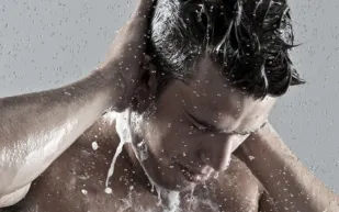 كم مرة على الرجل غسل شعره في الأسبوع؟