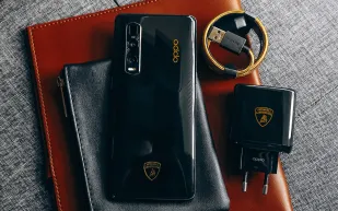 آيفون إصدار بنتلي.. شاهد هواتف ذكية بلمسات من السيارات الفاخرة 