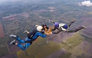 شاهد| كيف يكون تناول البيتزا بين السماء والأرض؟