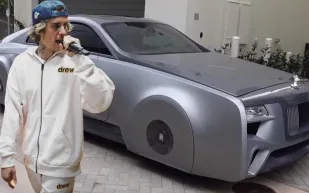 بلمسات مستقبلية فاخرة.. شاهد| جاستن بيبر يركع أرضاً احتفاءً بسيارته الجديدة!