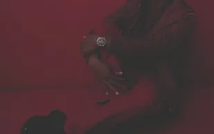 3 ساعات حمراء تعكس الجرأة والعاطفة 