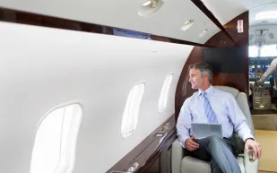 لماذا يتجنب الأصفر؟ مضيفات الطيران يكشفن أسرار تأثير الألوان على المسافرين