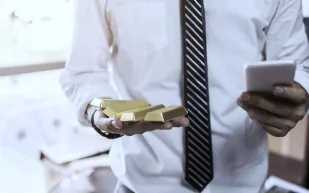 شركات عالمية تطلق تحذيرًا مزدوجًا من الاحتفاظ بالذهب!