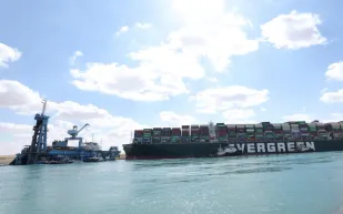 شاهد| اللقطات الأولى من تعويم السفينة الجانحة في قناة السويس