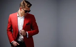 الأحمر لون القوة والعاطفة.. دليل الرجل العصري لارتداء اللون الأحمر 