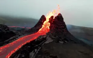 شاهد| حفلة شواء على فوة بركان ثائر!