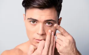 أيهما أفضل: العدسات اللاصقة اللينة أم الصلبة؟