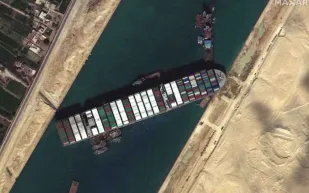 أكبر من برج إيفل.. لماذا علقت سفينة "إيفر جيفن" في قناة السويس؟ (فيديو)