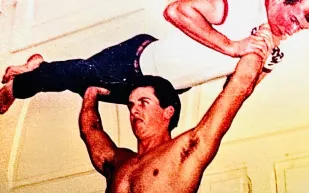 بعد 55 عامًا. ستالون يكشف سر حمله لصديقه لتقوية ذراعيه في صورته الشهيرة 