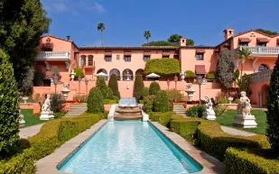 بسعر 119 مليون دولار.. شاهد جولة داخل قصر "بيفرلى هيلز" الفاخر