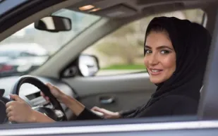 دراسة تفاجئ الجميع.. المرأة أفضل من الرجل في قيادة السيارات