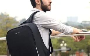 شنط يد رجالي ماركات تناسب الاحتياجات اليومية للرجل