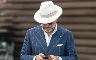  أكثر القطع أناقة للرجل .. تاريخ تطور القبعات عبر العصور