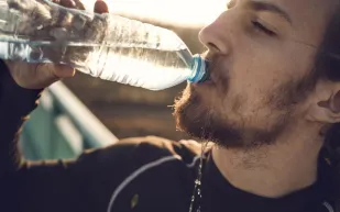 احذر.. الإفراط في شرب الماء يهددك بتسمم مميت