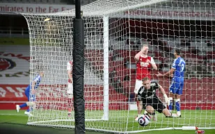 «الهدف الساذج».. خطأ كارثي من حارس أرسنال يكلف فريقه غالياً