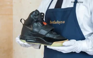 حذاء رياضي مستخدم يباع بمزاد بأكثر من مليون دولار ! (صور)