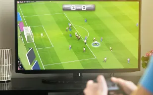 دراسة تكشف سببا غريبا للفوز في لعبة FIFA.. ما علاقة الأمر بوضعيه الجلوس؟