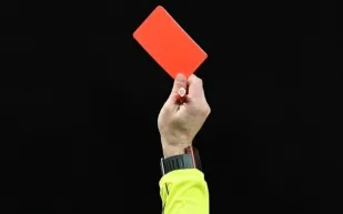 بعد 17 ثانية .. شاهد| بطاقة حمراء تدخل لاعباً تاريخ كرة القدم !