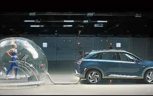 ماذا يحدث لجسم الإنسان إذا تنفس عوادم سيارة صديقة للبيئة؟ (فيديو)