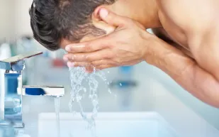 لماذا يجب أن تغسل وجهك بالمياه الغازية؟ 