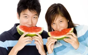 يعالج ضعف الرجال ويقاوم السرطان.. فوائد لا تعرفها عن البطيخ 