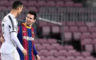 ميسي البرغوث ورونالدو الدون.. ما السر وراء أشهر ألقاب نجوم الكرة؟