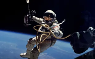 كل ما تريد معرفته عن تجربة السير في الفضاء (فيديو)