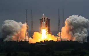 هل يشكّل الصاروخ الصيني الخارج عن السيطرة خطراً حقيقياً على العالم؟